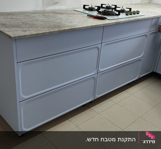 משטח עבודה במטבח עם כיריים וגז